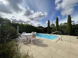 Propriété lumineuse clé en main, avec jardins paysagers et piscine. 1h de l'Océan / Pau.