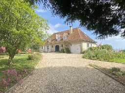 Splendid Bearnaise Villa with Panoramic Views of the Pyrenees Mountains