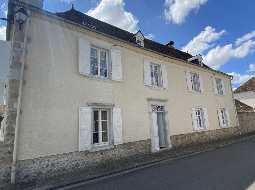 VENDU MEUBLÉ. Maison de Village du 17ème Siècle, Avec 11 Boxes Chevaux