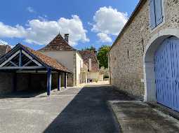 VENDU MEUBLÉ. Maison de Village du 17ème Siècle, Avec 11 Boxes Chevaux