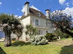 VENDU MEUBLÉ. Maison de Village du 17ème Siècle, Avec 11 Boxes Chevaux