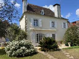 VENDU MEUBLÉ. Maison de Village du 17ème Siècle, Avec 11 Boxes Chevaux