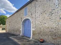 VENDU MEUBLÉ. Maison de Village du 17ème Siècle, Avec 11 Boxes Chevaux