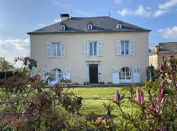 An Immaculately Presented Early 19C Maison de Maître With Pool And Pyrenees Views