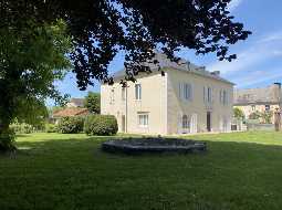 An Immaculately Presented Early 19C Maison de Maître With Pool And Pyrenees Views