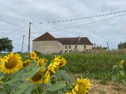 Corps de Ferme 19ème Siècle Avec 2.7 Hectares du Terrain Privé