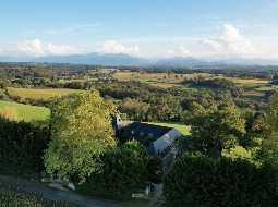 Splendide et unique maison de campagne avec une vue exceptionnelle sur les montagnes Pyrénées !!