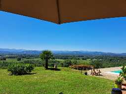 Splendide et unique maison de campagne avec une vue exceptionnelle sur les montagnes Pyrénées !!