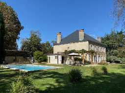 Maison de Maitre avec ancienne Maison de Gardien, Piscine, Grange, Garage et 5HA