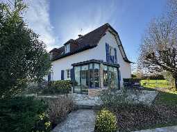 Belle Maison d'Architect Avec 4 Chambres, Piscine Chauffée et Vue Montagne