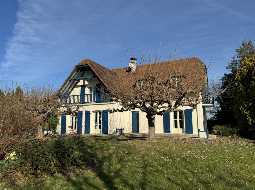 Belle Maison d'Architect Avec 4 Chambres, Piscine Chauffée et Vue Montagne