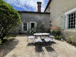 Maison de Maître avec cour très charmante et belle vue sur la vallée Chalossais