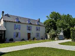 Elegant 19th-Century Béarnaise Estate with Mountain Views and Exceptional Stone Barns