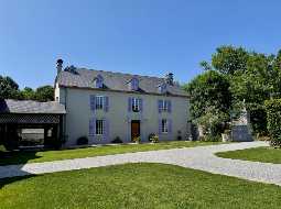 Elegant 19th-Century Béarnaise Estate with Mountain Views and Exceptional Stone Barns