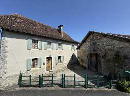  Charmante Petite Maison de Village avec Atelier et Grange
