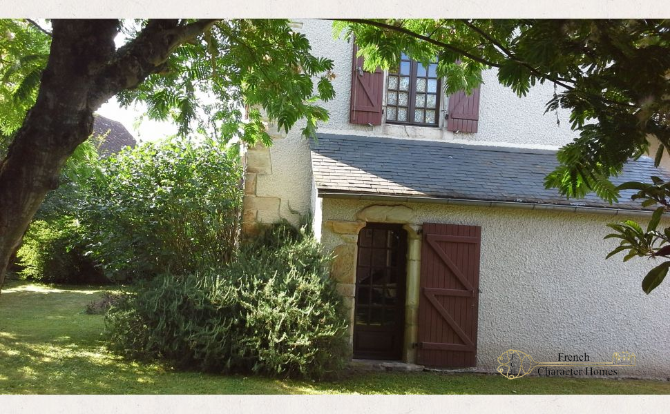 Charming 18C Ensemble Bearnaise In A Village Setting With A Half Acre of Private Gardens