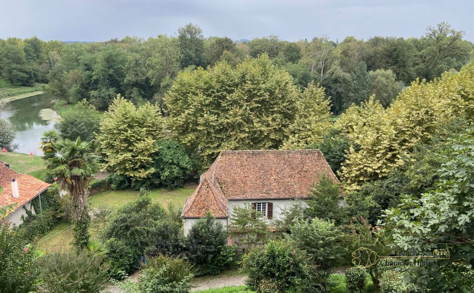 Historic property in the heart of the Medieval town of Sauveterre de Bearn