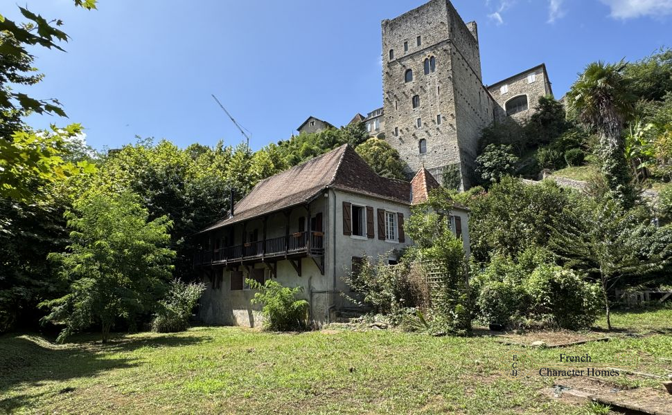 Historic property in the heart of the Medieval town of Sauveterre de Bearn
