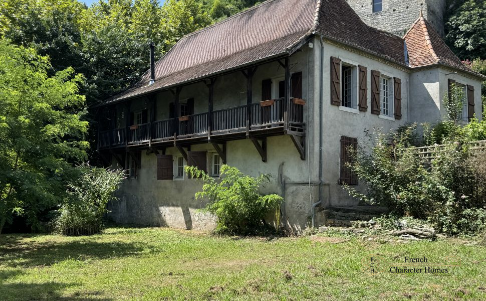 Historic property in the heart of the Medieval town of Sauveterre de Bearn