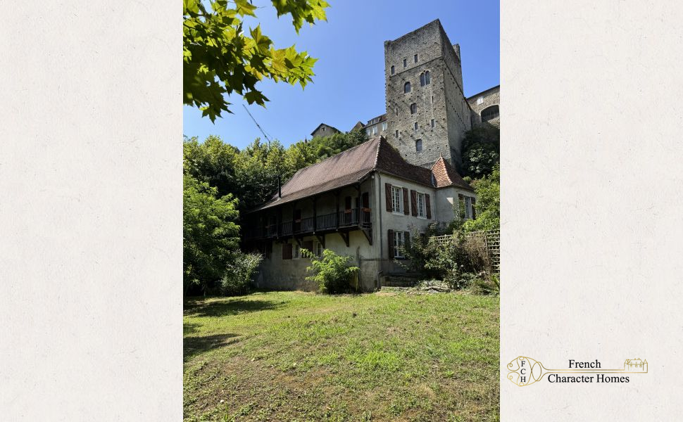 Historic property in the heart of the Medieval town of Sauveterre de Bearn