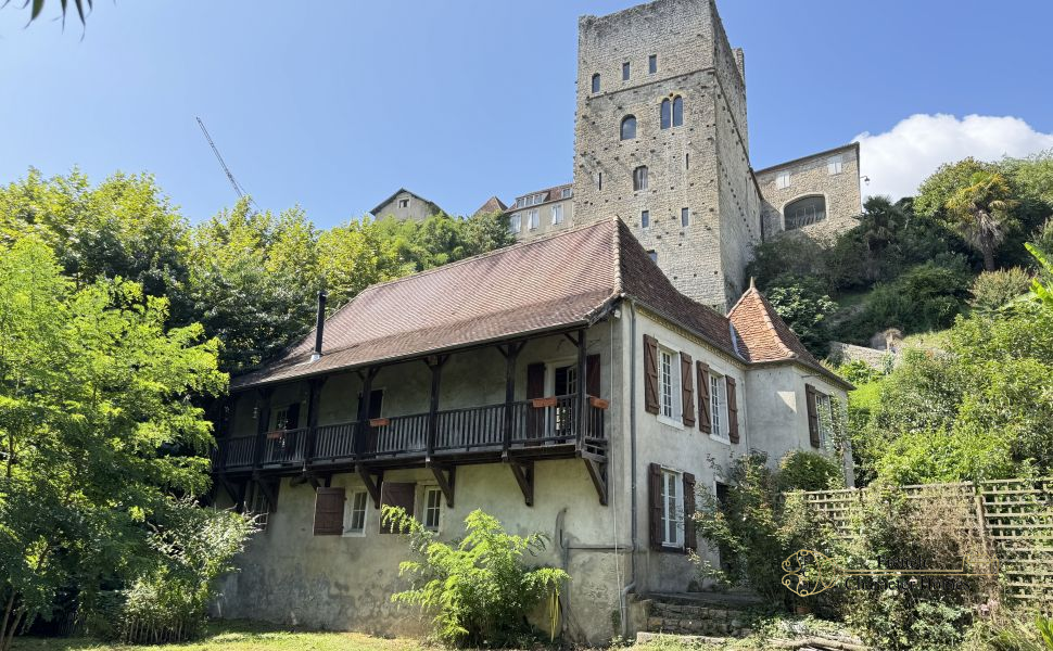 Historic property in the heart of the Medieval town of Sauveterre de Bearn