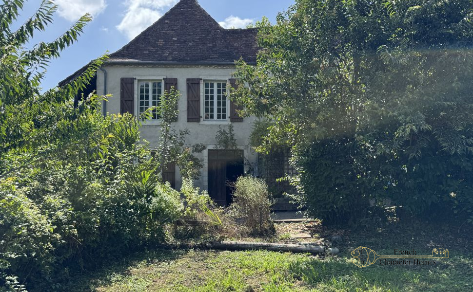 Historic property in the heart of the Medieval town of Sauveterre de Bearn