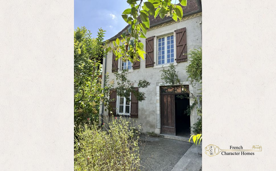 Historic property in the heart of the Medieval town of Sauveterre de Bearn