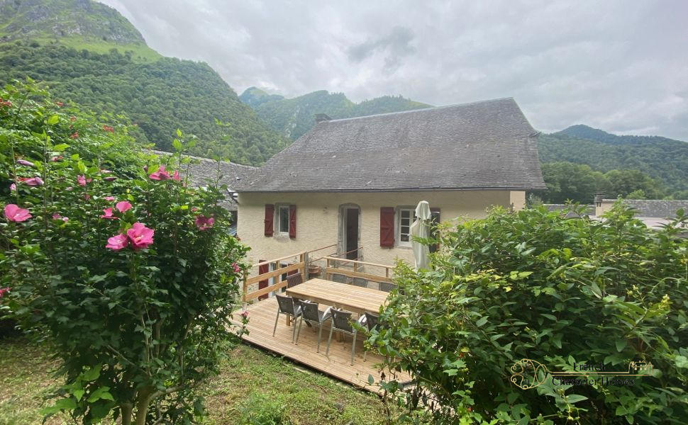 Beautiful Mountain Property with Superb Views in the Heart of this lovely Pyrenean Village
