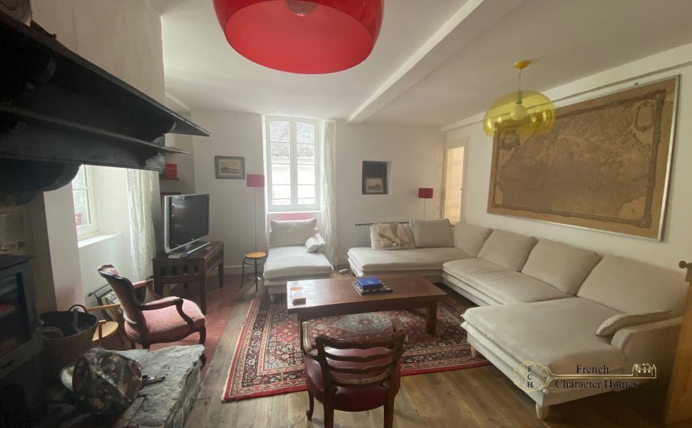 Beautiful Mountain Property with Superb Views in the Heart of this lovely Pyrenean Village