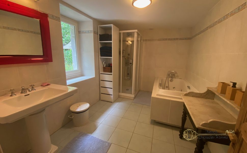 Beautiful Mountain Property with Superb Views in the Heart of this lovely Pyrenean Village