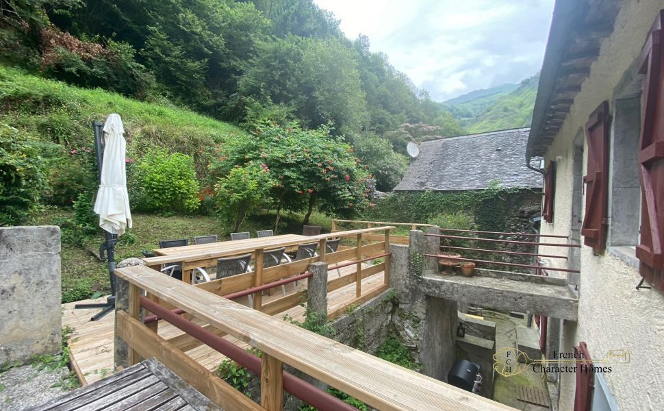 Beautiful Mountain Property with Superb Views in the Heart of this lovely Pyrenean Village