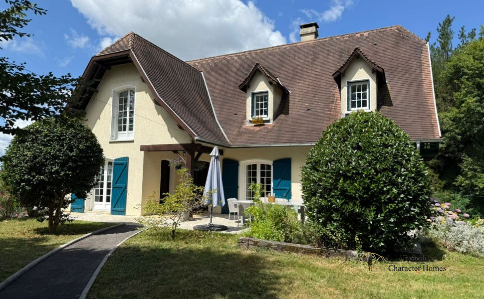 A Beautifully Presented 4 Bed Neo-Bearnaise Villa With Pool And Mountain Views