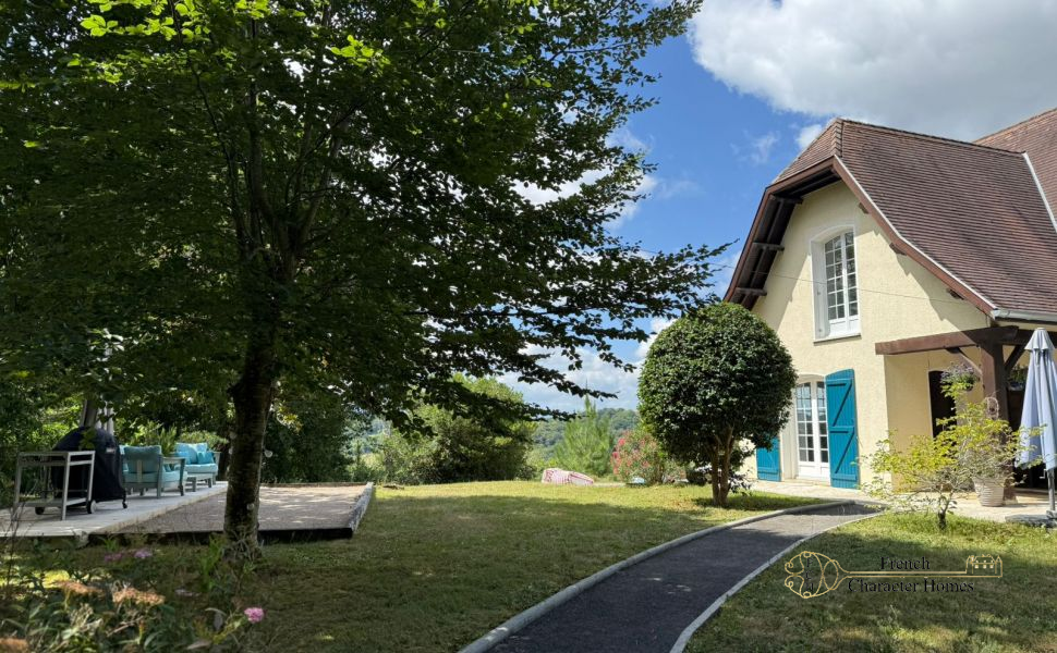 A Beautifully Presented 4 Bed Neo-Bearnaise Villa With Pool And Mountain Views