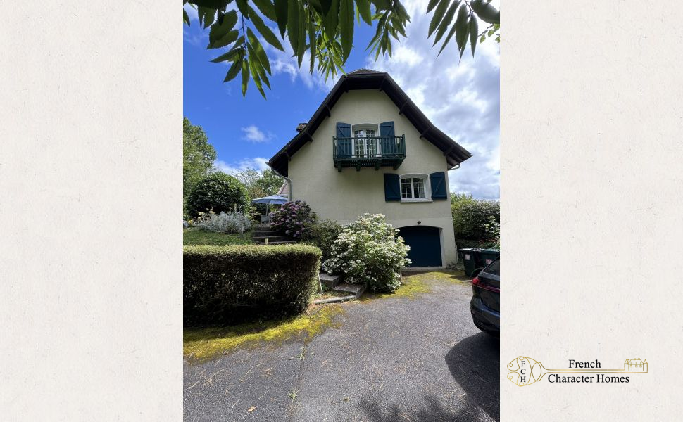 A Beautifully Presented 4 Bed Neo-Bearnaise Villa With Pool And Mountain Views