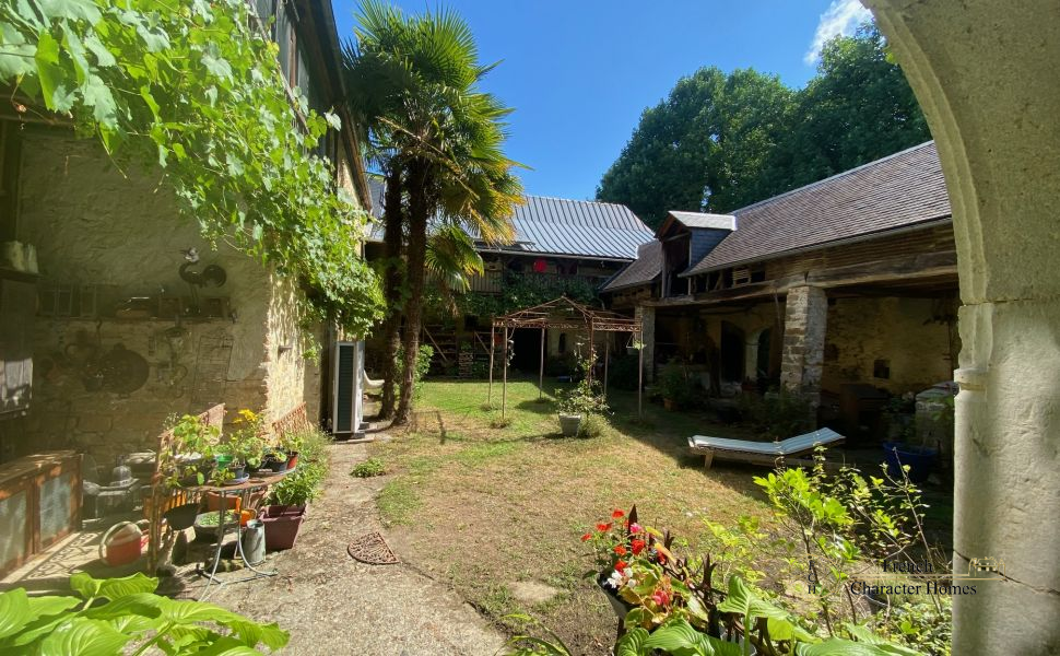 Superb 17th century Bearnaise farm in the heart of the Jurancon wine region just 20 minutes from Pau