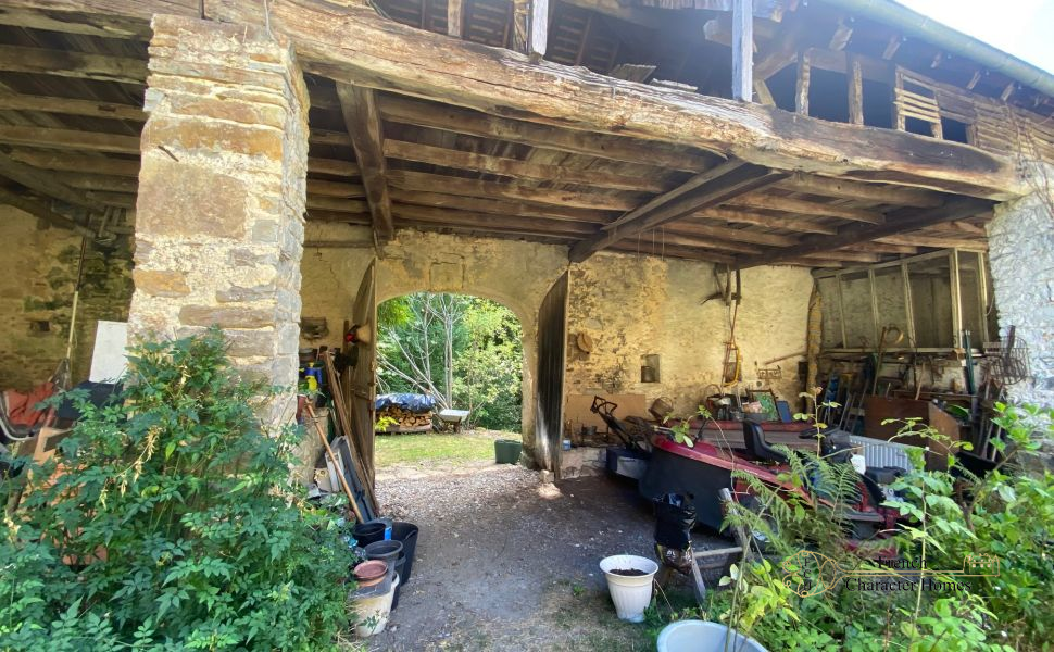 Superb 17th century Bearnaise farm in the heart of the Jurancon wine region just 20 minutes from Pau