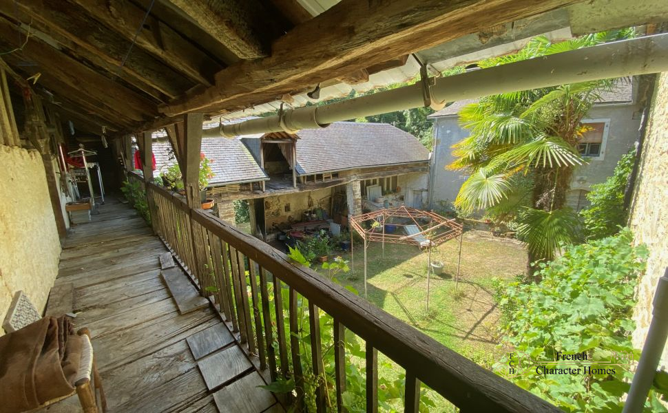 Superb 17th century Bearnaise farm in the heart of the Jurancon wine region just 20 minutes from Pau