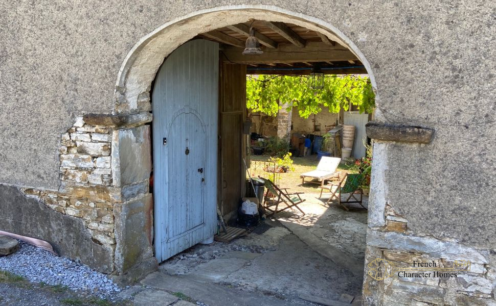 Superb 17th century Bearnaise farm in the heart of the Jurancon wine region just 20 minutes from Pau