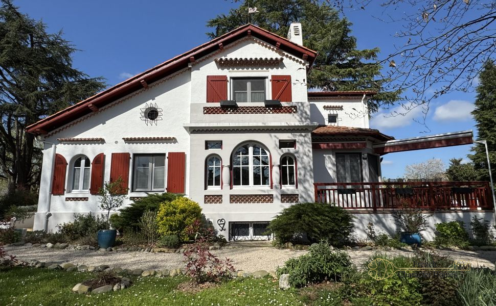 An Impeccably Presented Basque Style Villa In Popular Bastide Town Of Navarrenx