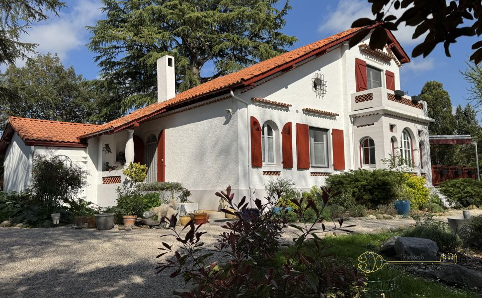 An Impeccably Presented Basque Style Villa In Popular Bastide Town Of Navarrenx