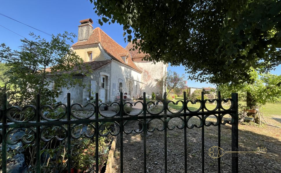 Charming & Thoughtfully Renovated 3 bedroom Béarnaise Farmhouse with Large Barn