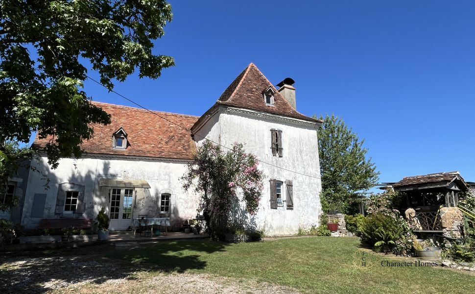 Charming & Thoughtfully Renovated 3 bedroom Béarnaise Farmhouse with Large Barn
