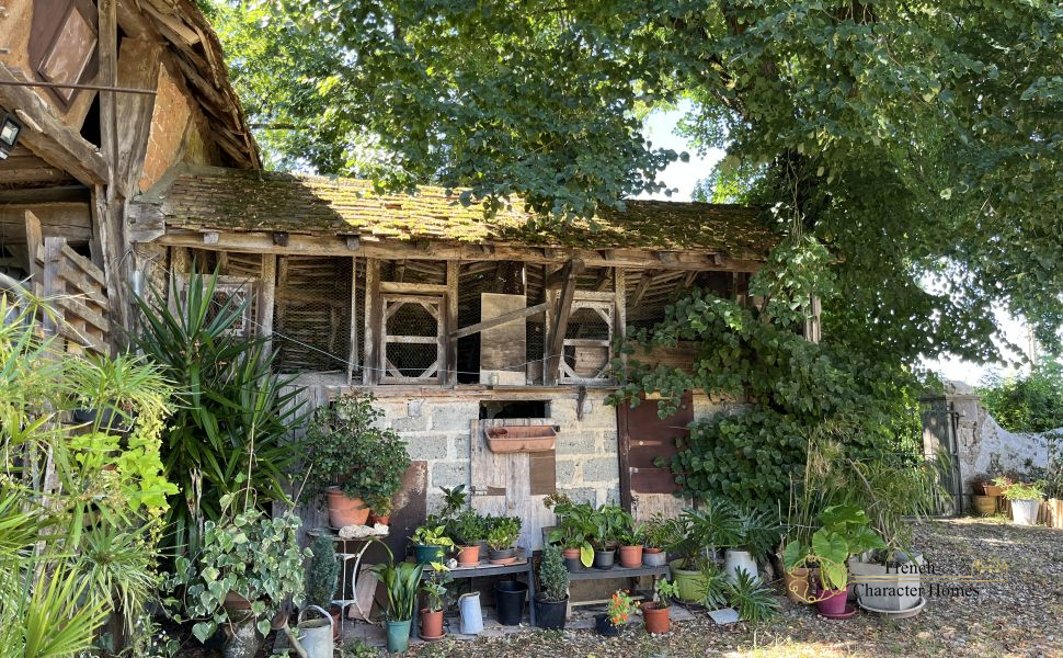 Charming & Thoughtfully Renovated 3 bedroom Béarnaise Farmhouse with Large Barn