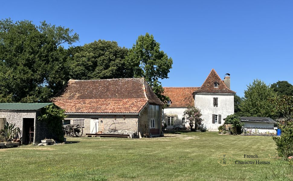 Charming & Thoughtfully Renovated 3 bedroom Béarnaise Farmhouse with Large Barn