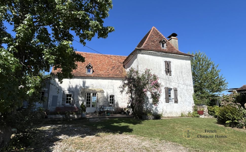 Charming & Thoughtfully Renovated 3 bedroom Béarnaise Farmhouse with Large Barn