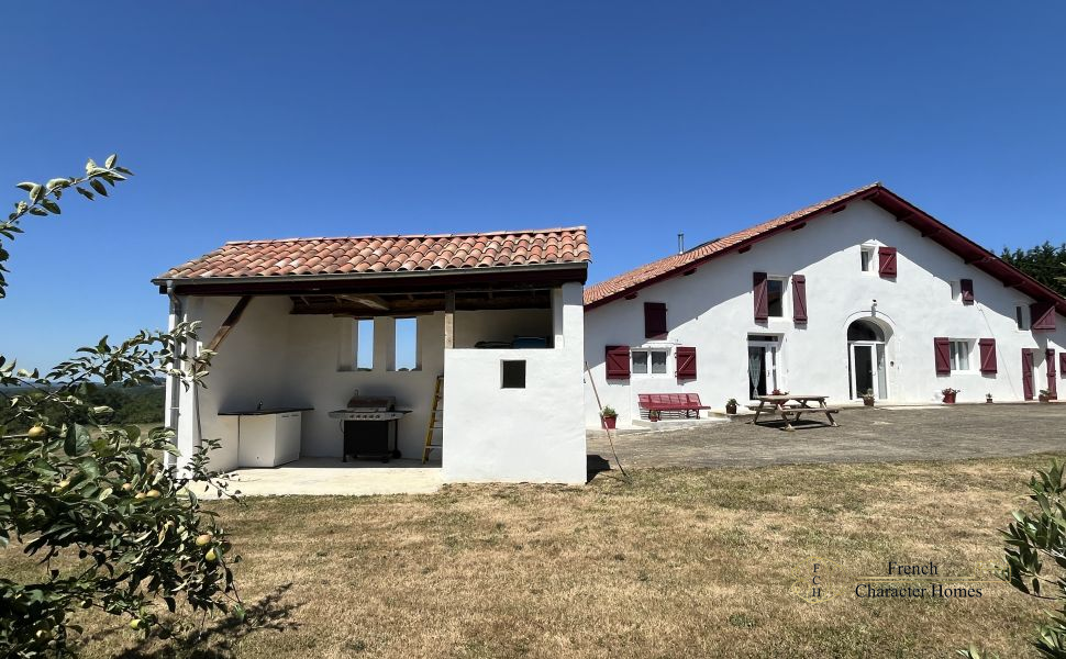 Exceptional Landaise Estate with Tourism Potential, Panoramic Views, Pool & Spacious Outbuildings