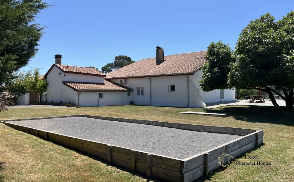 Exceptional Landaise Estate with Tourism Potential, Panoramic Views, Pool & Spacious Outbuildings