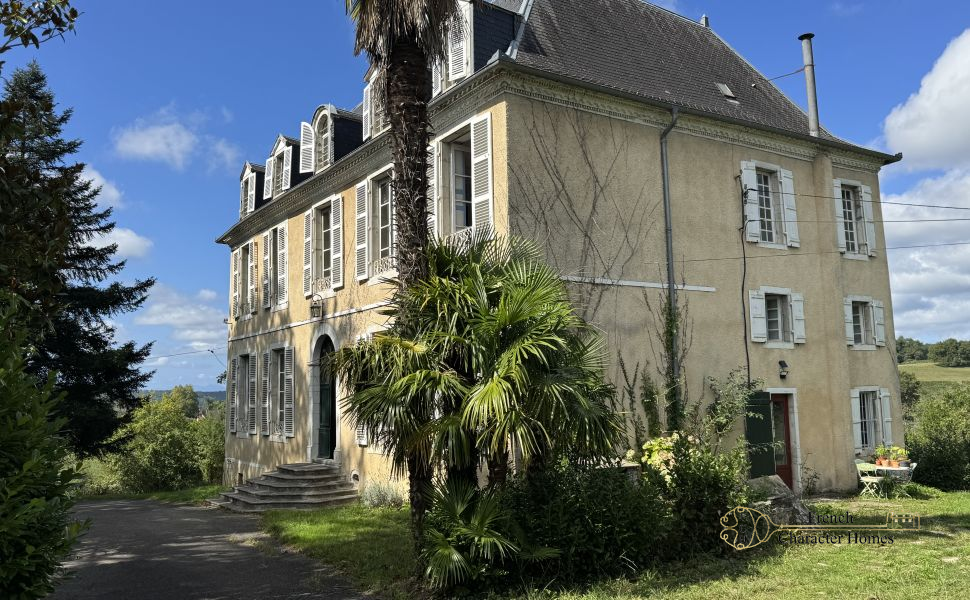 Elegant 18C Country Manor House with 2 Guest Cottages, Barn & 12 acres of Land