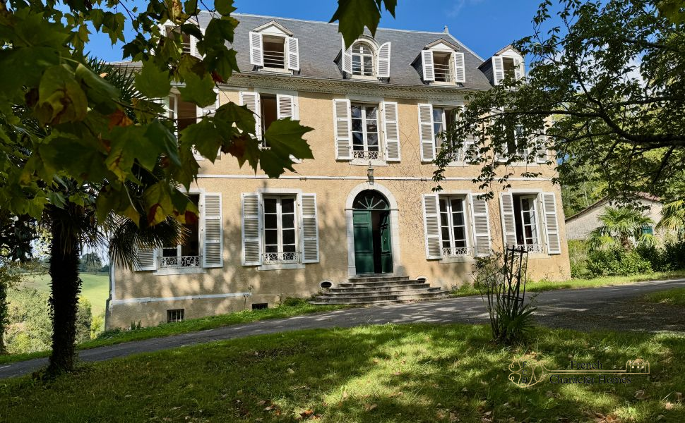Elegant 18C Country Manor House with 2 Guest Cottages, Barn & 12 acres of Land