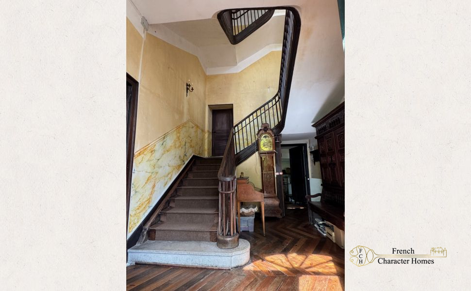 Elegant 18C Country Manor House with 2 Guest Cottages, Barn & 12 acres of Land